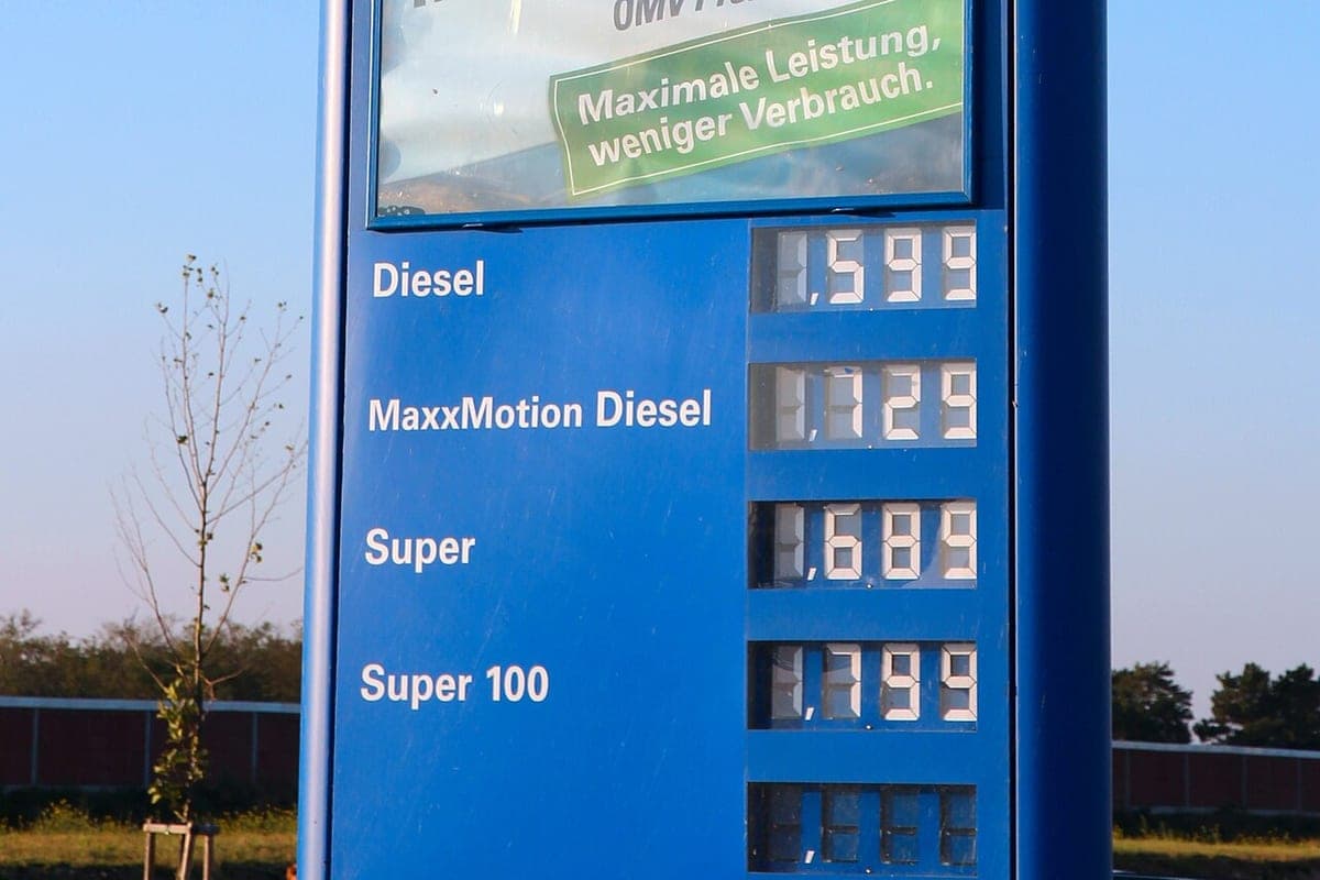 Tablero de precios en gasolinera europea