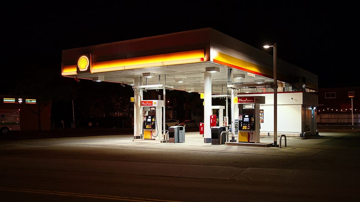 Gasolinera Shell iluminada de noche