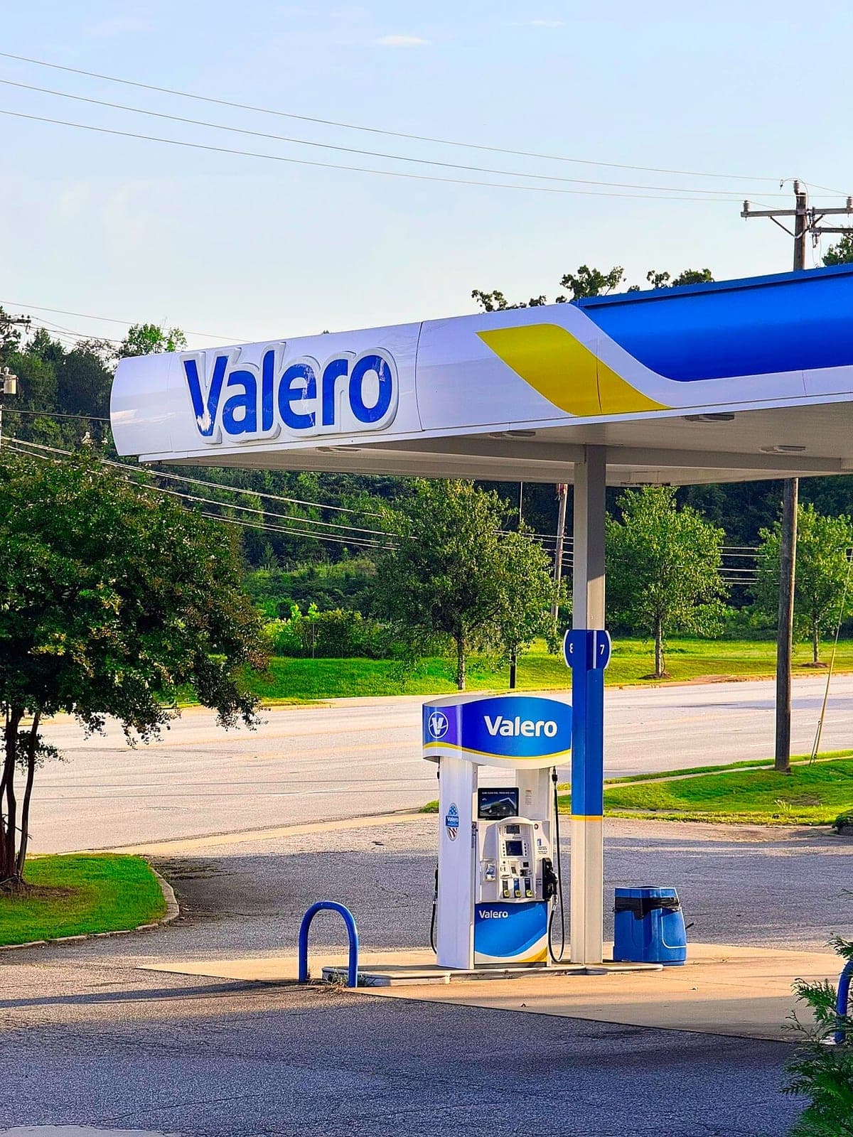Surtidores de gasolina y diésel en una estación de servicio