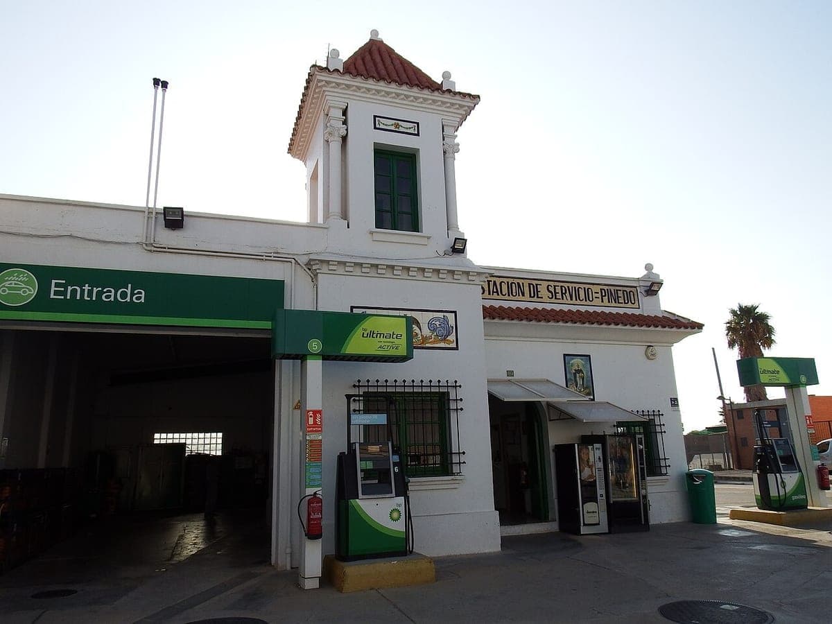 Gasolinera junto a una vía de circulación en España